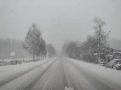 Opady śniegu paraliżują drogi w regionie. Bardzo trudne warunki