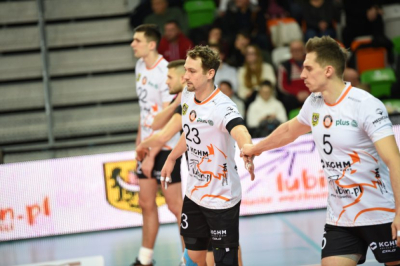 Siatkarze KGHM Cuprum przegrali ze Skrą Bełchat&oacute;w