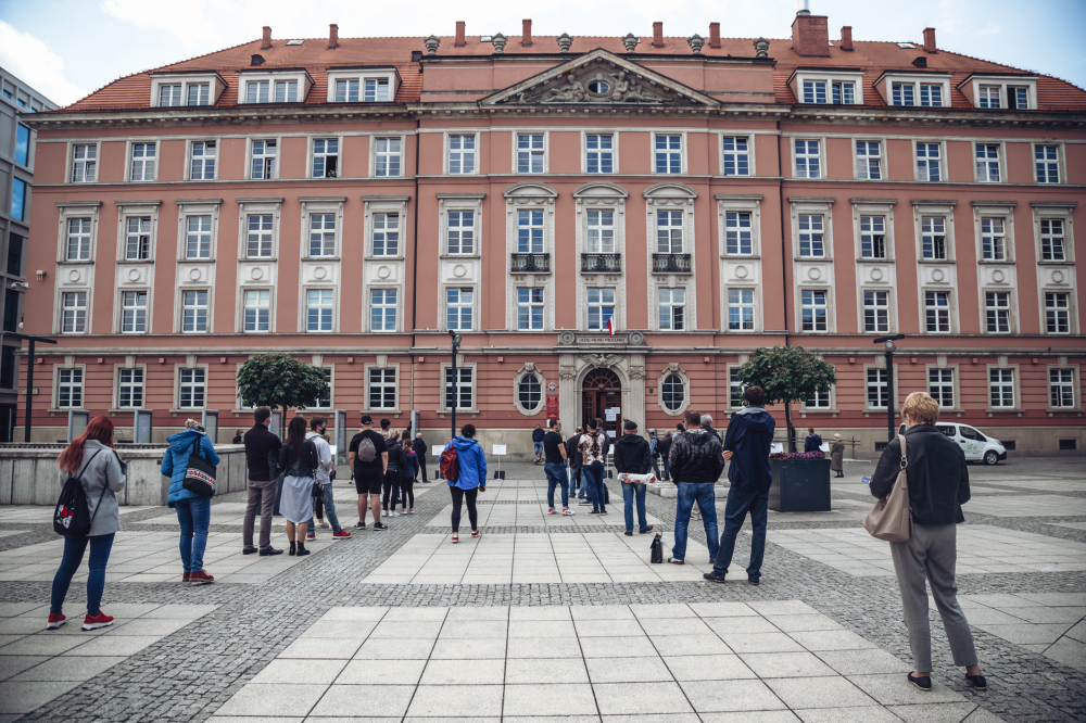 Autokomis we wrocławskim urzędzie. Pracownik ukarany - Do handlu autami miało dochodzić na parkingu urzędowego budynku przy placu Nowy Targ; fot. archiwum radiowroclaw.pl