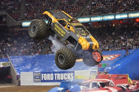 Wyścigi monster trucków na stadionie - 4
