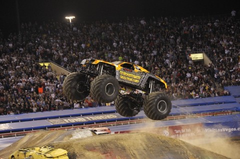 Wyścigi monster trucków na stadionie - 5