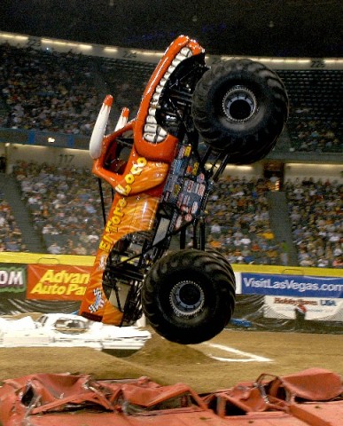 Wyścigi monster trucków na stadionie - 6