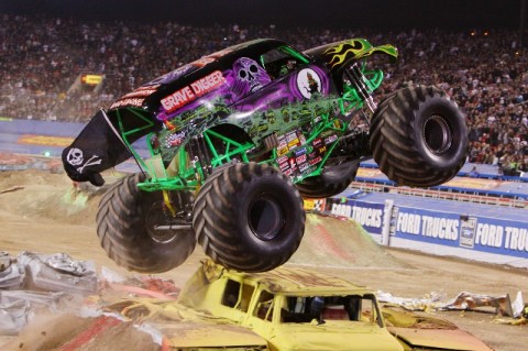 Wyścigi monster trucków na stadionie - 9