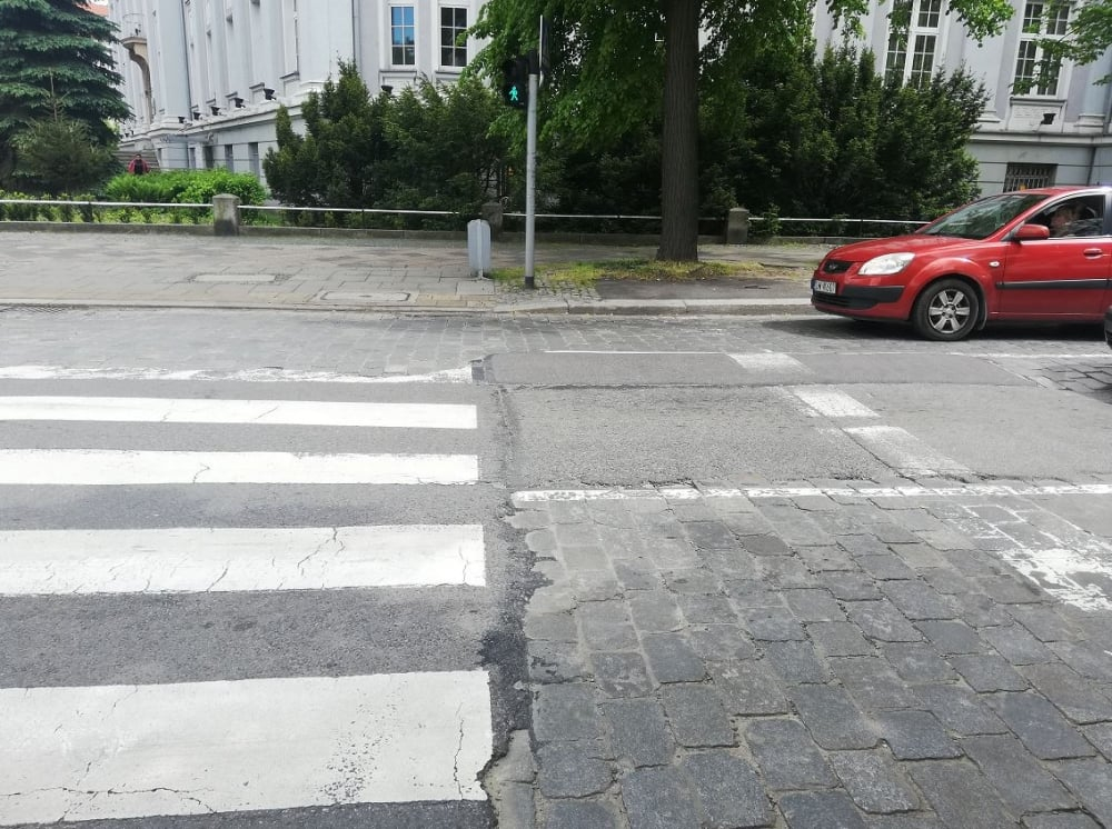 Zamiast kostki ma być asfalt. Ulica Powstańców Śląskich wreszcie zostanie wyremontowana? - fot. Joanna Jaros