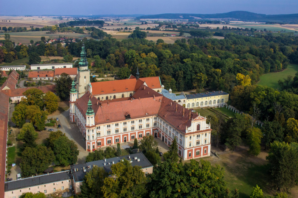 Opactwo Cystersów w Henrykowie chce trafić na  Listę Pomników Historii - ot. FB Cezary Przybylski