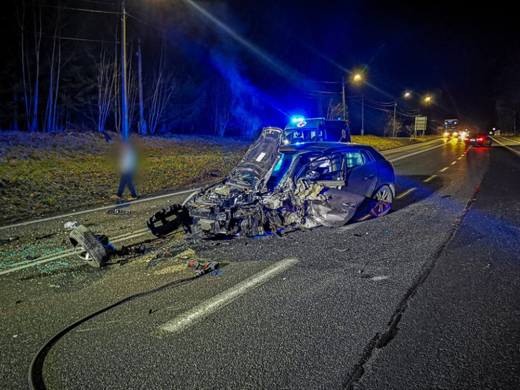 Poważny wypadek na DK8 w Bardzie, trasa do Wrocławia zablokowana - fot. Ochotnicza Straż Pożarna Bardo