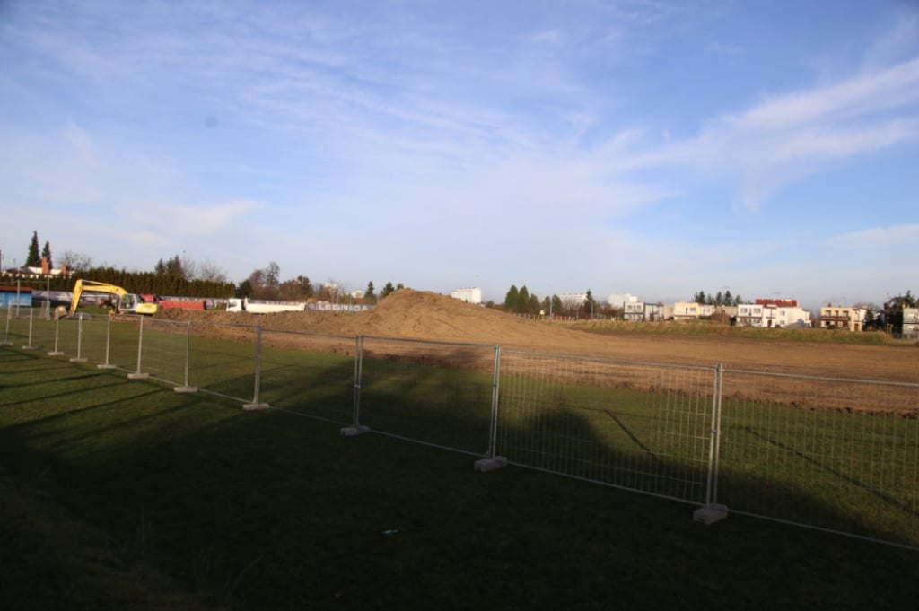 Najpierw pasły się tam kozy, potem powstało boisko. Teraz zbudują kompleks stadionowy - fot. miedzlegnica.eu