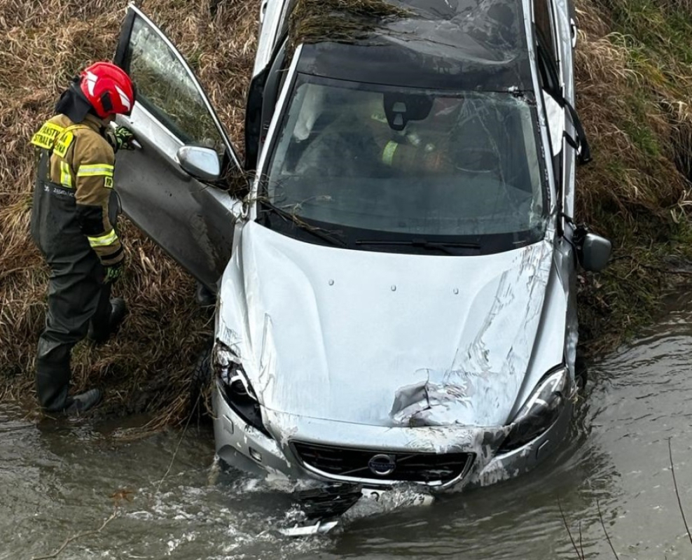 Wypadek w Ząbkowicach Śląskich. Volvo wylądowało w rzece - Fot: Policja Ząbkowice Śląskie