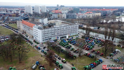 Krajobraz po proteście rolników. Spalona ziemia i wieniec - 24