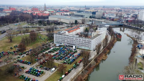Krajobraz po proteście rolników. Spalona ziemia i wieniec - 25