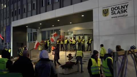 Krajobraz po proteście rolników. Spalona ziemia i wieniec - 6