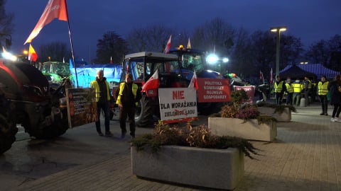 Krajobraz po proteście rolników. Spalona ziemia i wieniec - 9