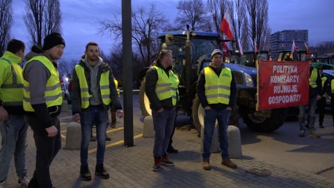 Krajobraz po proteście rolników. Spalona ziemia i wieniec - 12