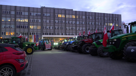 Krajobraz po proteście rolników. Spalona ziemia i wieniec - 15