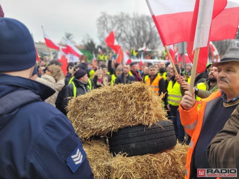Krajobraz po proteście rolników. Spalona ziemia i wieniec - 21