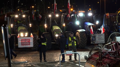 Krajobraz po proteście rolników. Spalona ziemia i wieniec - 1