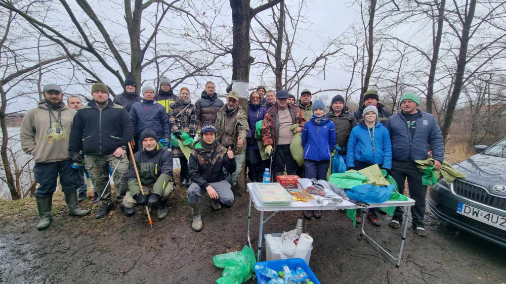 Wspólnymi siłami posprzątali "Barki" na wrocławskich Osobowicach - fot. Marcin Styczyński