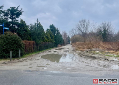 Od trzech lat po każdym deszczu grzęzną w błocie