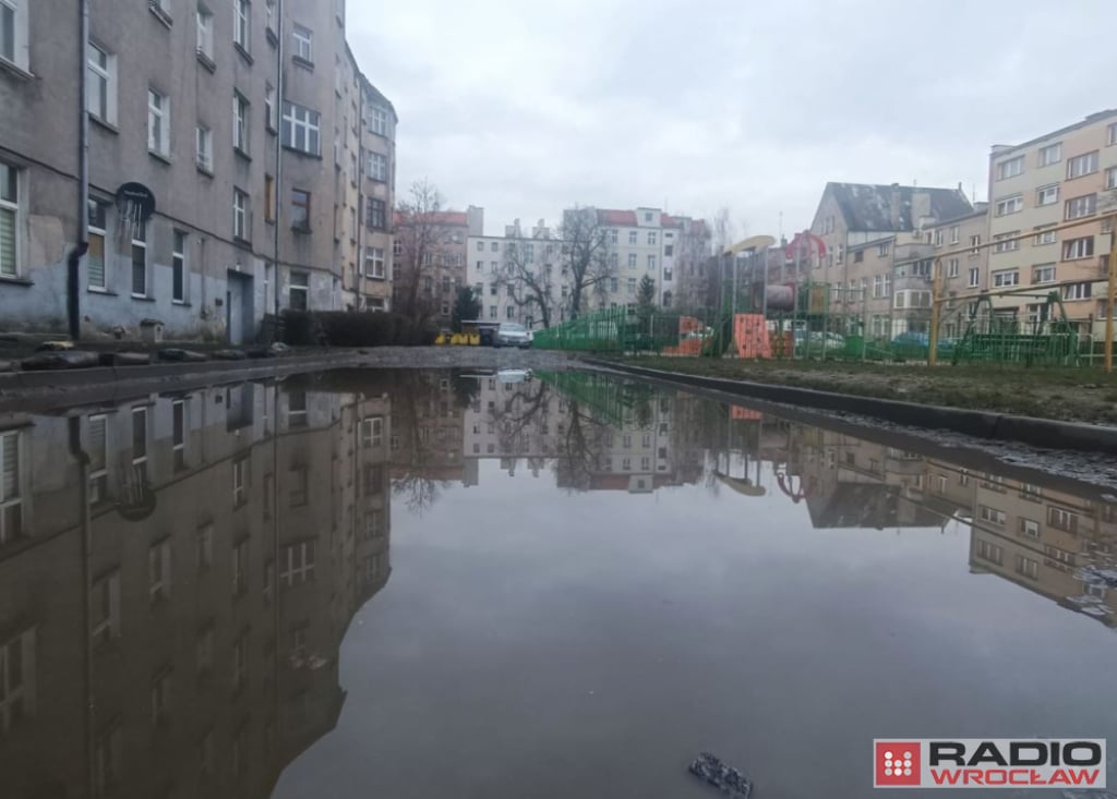 Po każdej większej ulewie mają przed domem niechciany basen - fot. Ida Górska