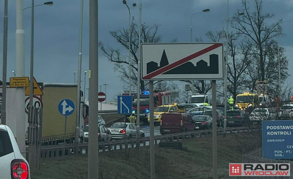 Wypadek trzech aut. Utrudnienia na wyjeździe z Wrocławia [AKTUALIZACJA] - fot. Aleksander Ogrodnik