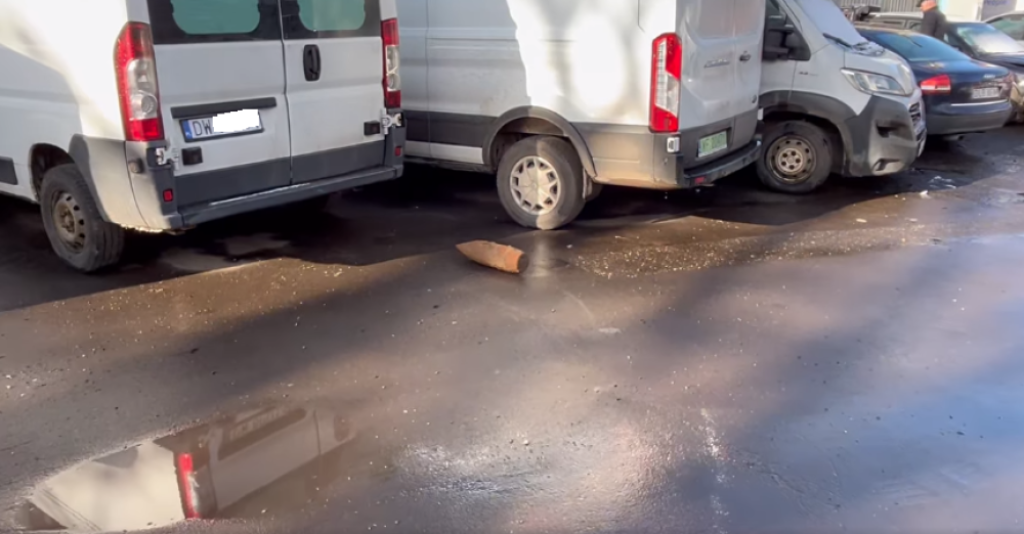 Niewybuch na ulicy. Saperzy interweniują w Wałbrzychu - ft. screen z FB/walbrzych24.com