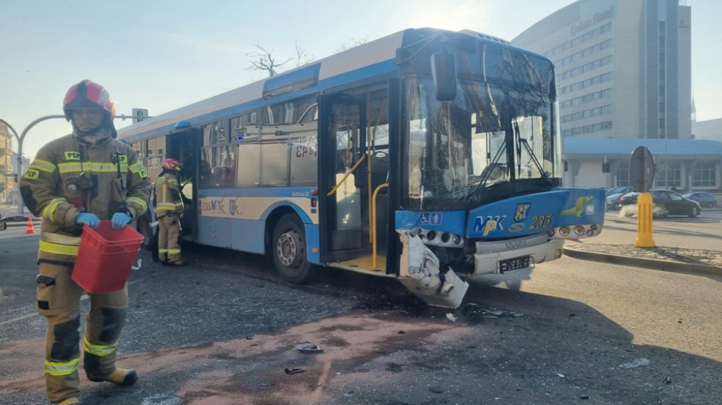 Wypadek osobówki z legnickim autobusem miejskim, 4 osoby trafiły do szpitala - fot. Komenda Miejska Państwowej Straży Pożarnej w Legnicy