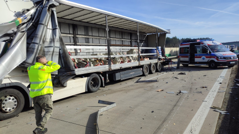 Poważny wypadek na A4 w Zgorzelcu, strażacy dojechali do zdarzenia pod prąd - 0
