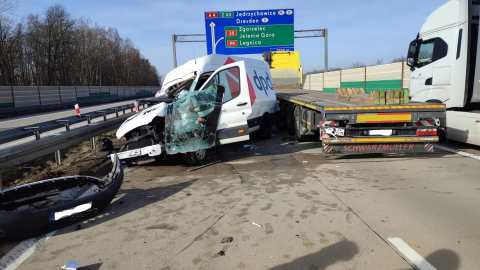 Poważny wypadek na A4 w Zgorzelcu, strażacy dojechali do zdarzenia pod prąd - 3