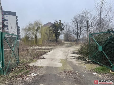 Po piątkowym wypadku przy Rychtalskiej we Wrocławiu. Niezabezpieczony elewator przyciąga młodzież  [WIDEO] - 0