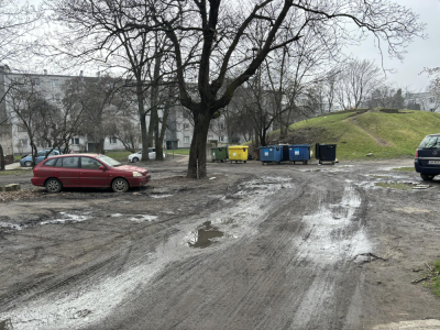 Niszczą podw&oacute;rka, parkując "na dziko"