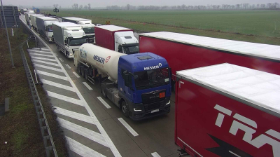 Kłopoty na A4. Z ciężar&oacute;wki spadły betonowe elementy [AKTUALIZACJA]