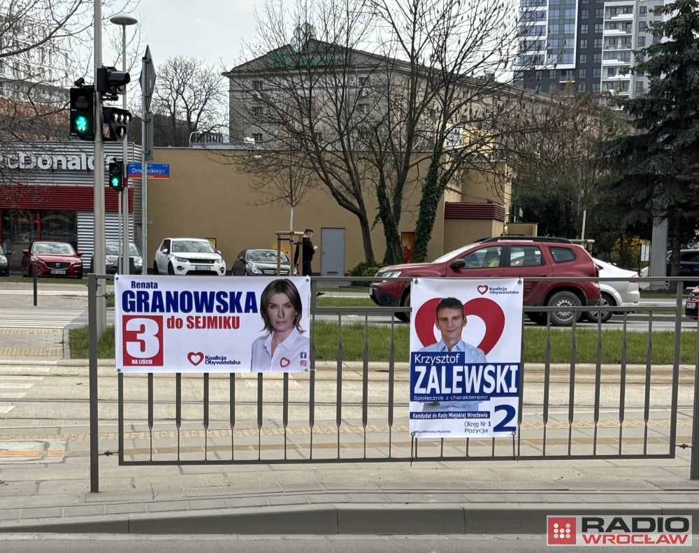 Wrocławskie ulice zalały już banery polityków. Czy dziś są jeszcze potrzebne? - fot. Mateusz Florczyk, Radio Wrocław