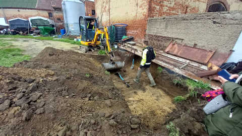 Grób sprzed lat w przydomowym ogródku, makabryczne odkrycie na peryferiach Legnicy - 0