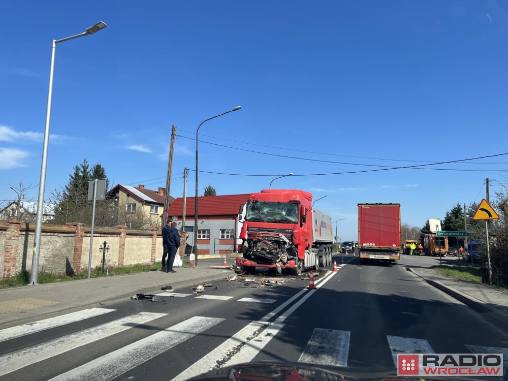 Dwie ciężarówki zderzyły się w Siedlakowicach. Są ranni  - fot. RW