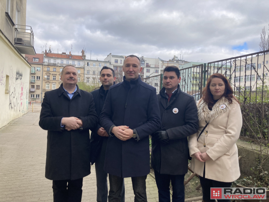 Konfederacja zwraca uwagę na problem mieszkań bez dostępu do łazienki - fot. Ida Górska