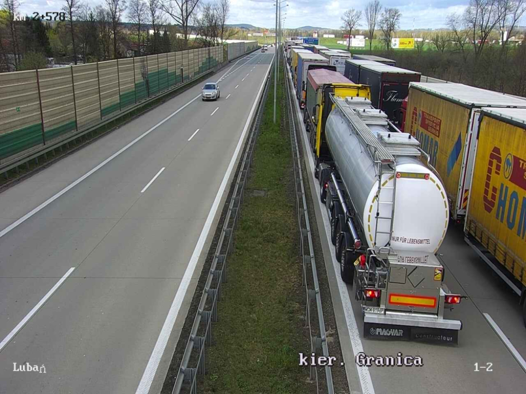 Zakorkowane A4 i AOW - na drogach duży poświąteczny ruch - fot. GDDKiA