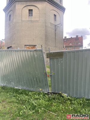 Zabytkowa wieża ciśnień, choć miała być remontowana, stoi i niszczeje [WIDEO] - 1