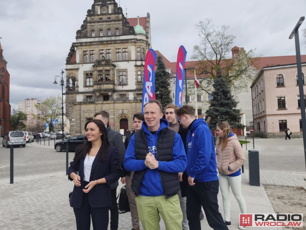 Maciej Kupaj przedstawił swój plan dla młodych legniczan - fot. Karolina Bieniek / Radio Wrocław