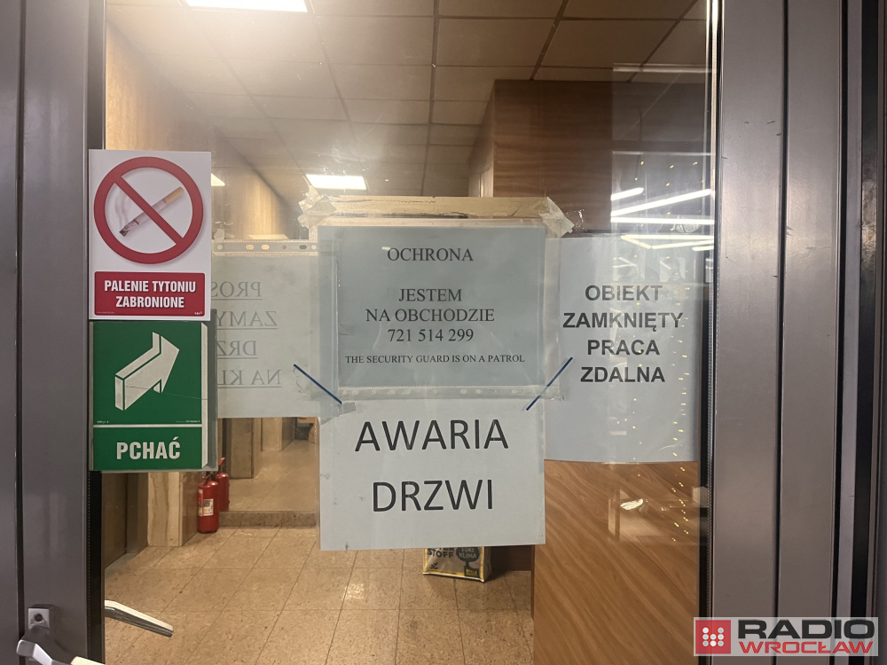 Rolnicy chcieli odwiedzić biuro PO, ale zatrzymała ich kartka "awaria drzwi", te jednak działały - fot. Joanna Jaros / Radio Wrocław