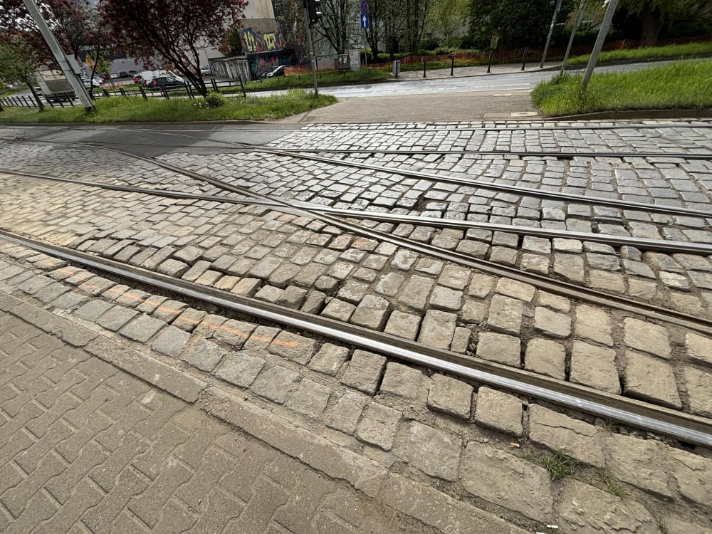 Potykają się o rozpadającą kostkę brukową i wystające wrocławskie szyny - fot. Mateusz Florczyk, Radio Wrocław