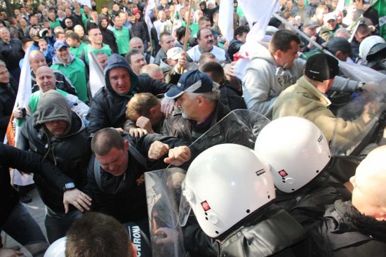 Ostry protest przed KGHM (Zobacz) - 17