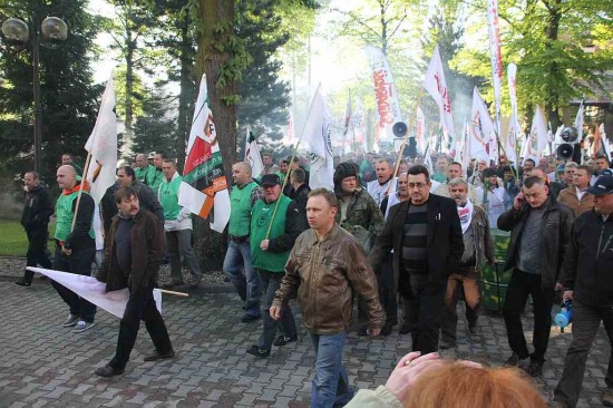 Ostry protest przed KGHM (Zobacz) - 2