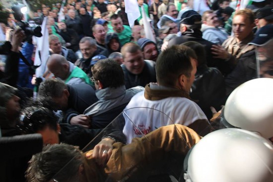 Ostry protest przed KGHM (Zobacz) - 16