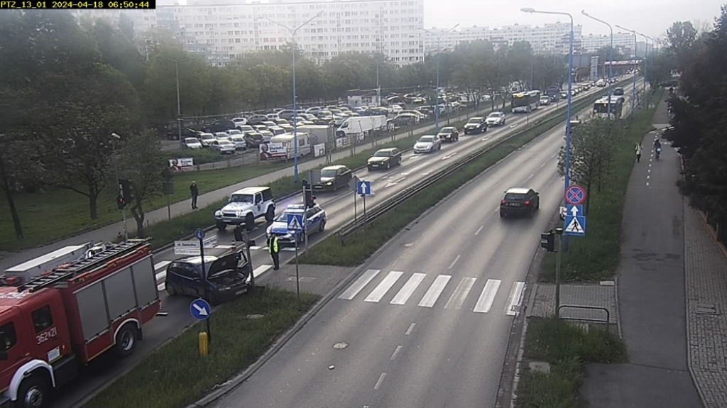 Straciła przytomność i wjechała w słup. Trudna sytuacja w Legnicy - fot. PTZ