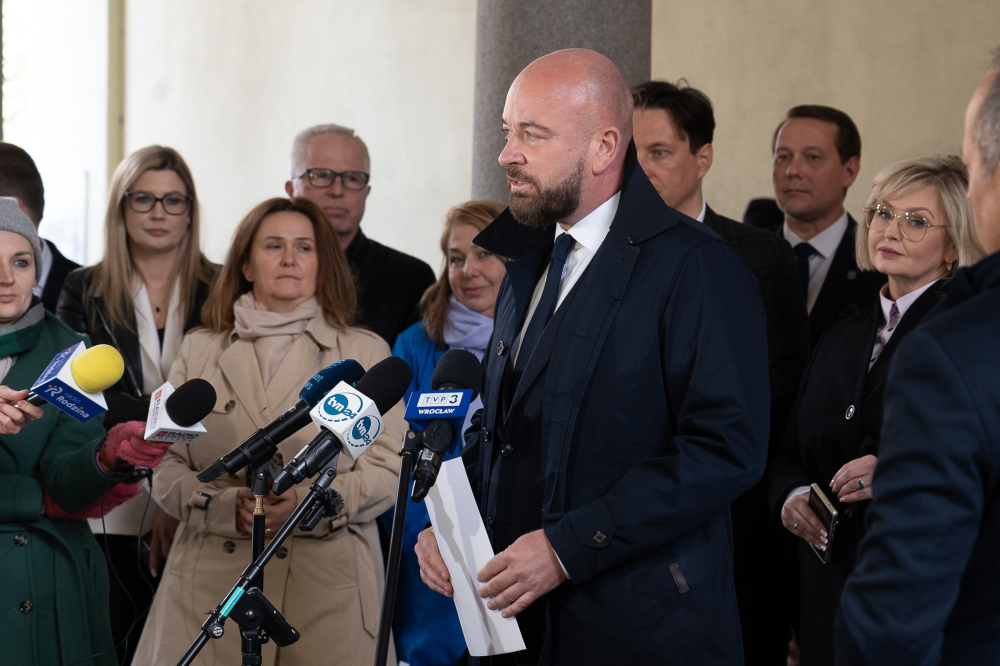 Jacek Sutryk i radni wojewódzcy podpisali deklarację ws biletu aglomeracyjnego - fot. Joanna Jaros