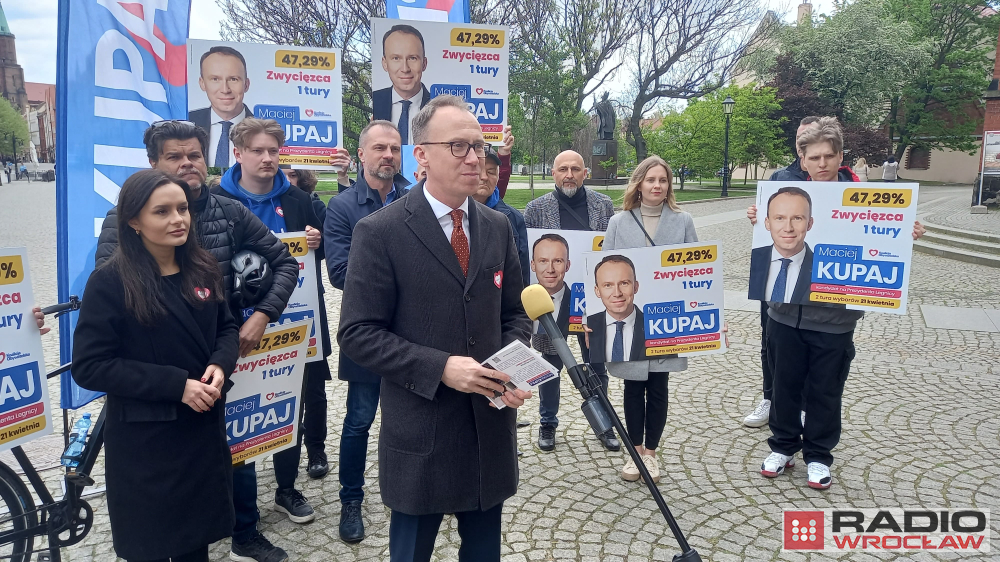 Maciej Kupaj na finiszu postawił na spotkania z mieszkańcami - fot. Andrzej Andrzejewski / Radio Wrocław