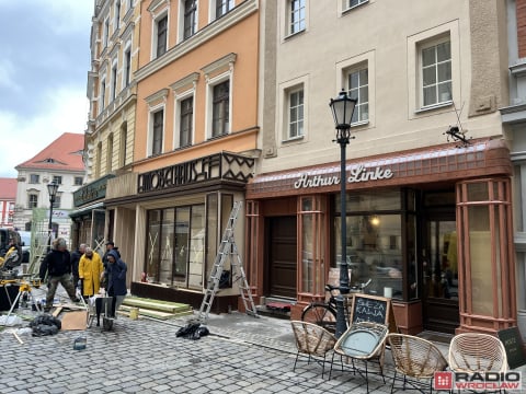 Swastyki na Urzędzie Wojewódzkim? We Wrocławiu ruszyły zdjęcia do tajemniczego serialu - 1