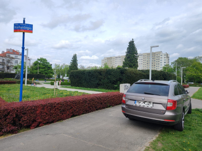 Wjeżdżają na skwer Korfantego, bo... odwożą dzieci do przedszkola