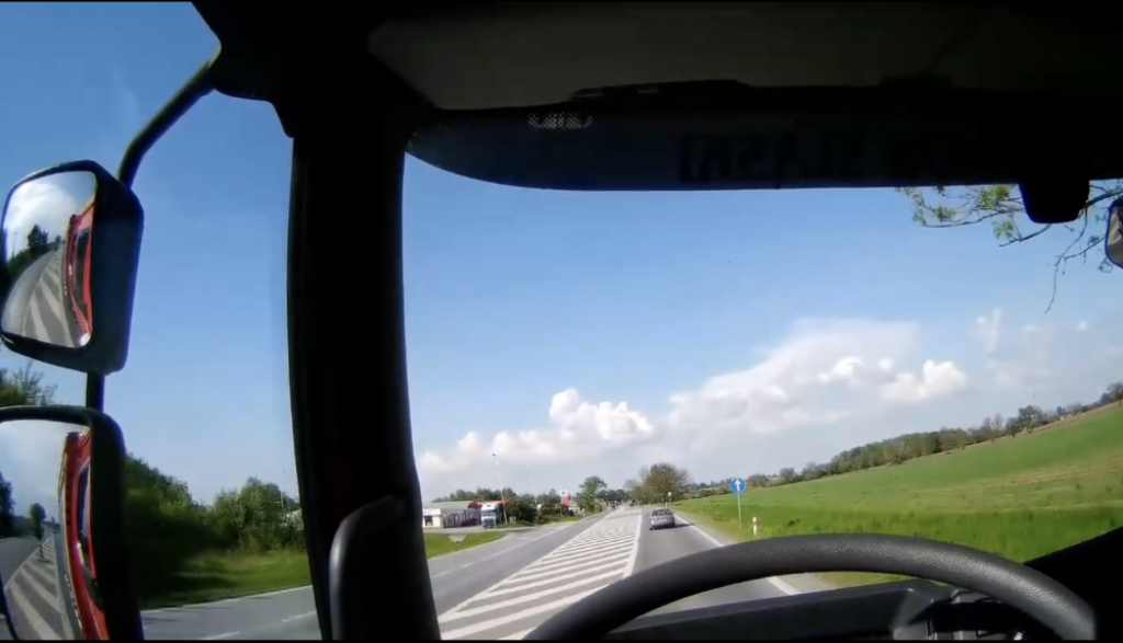 Straż pożarna jedzie do wypadku. Co zrobił kierowca? [ZOBACZ FILM] - fot. OSP Jordanów Śląski