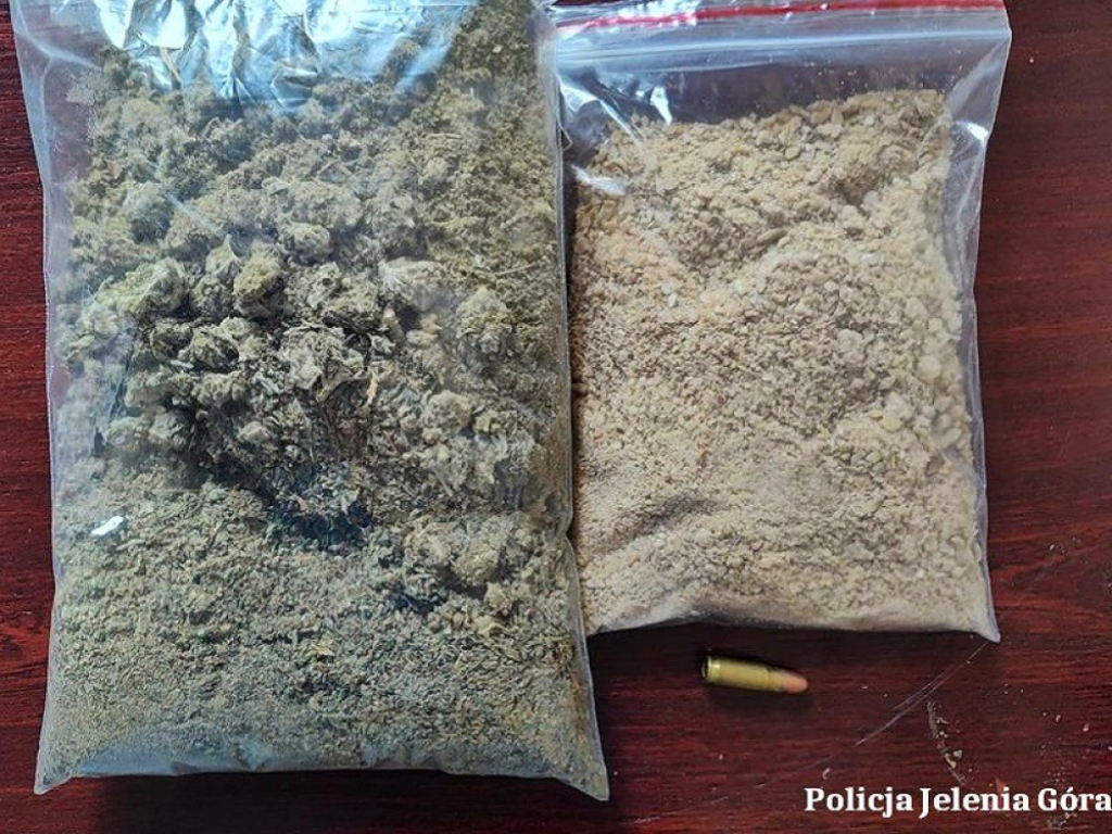 Narkotyki i amunicja w jednym z jeleniogórskich mieszkań - Fot: dolnośląska policja